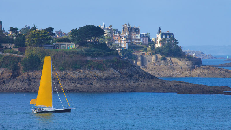 Voilier sur la cote d'emeraude a dinard