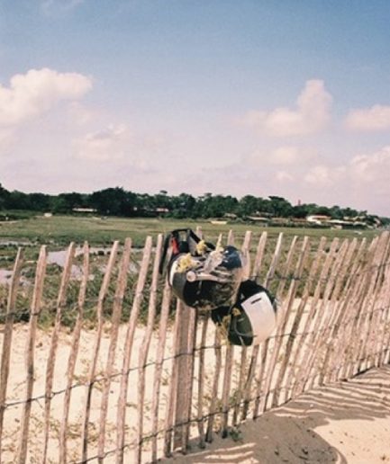 plage du mimbeau cap ferret avec casque posés sur une barriere