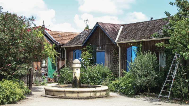 village de l'herbe avec fontaine en premier plan