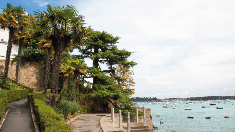 promenade du claire de lune dinard ciel bleu