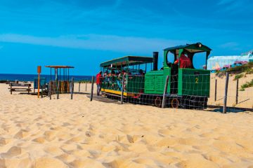 plage de l'horizon du cap ferret avec petit train