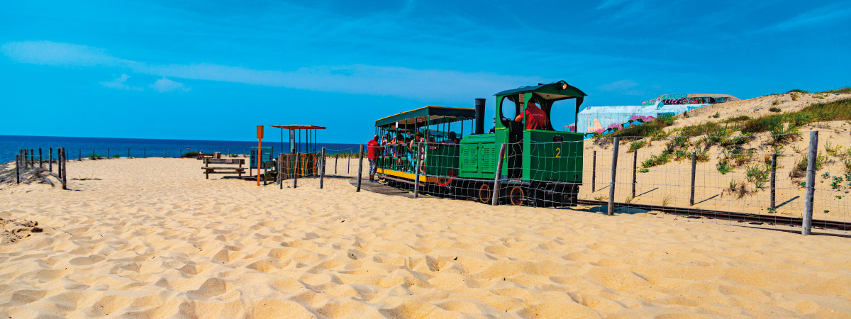 plage de l'horizon du cap ferret avec petit train