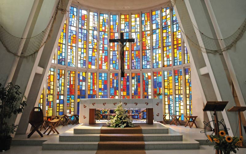 intérieur de l'eglise notre dame des passes du Cap ferret avec vitraux